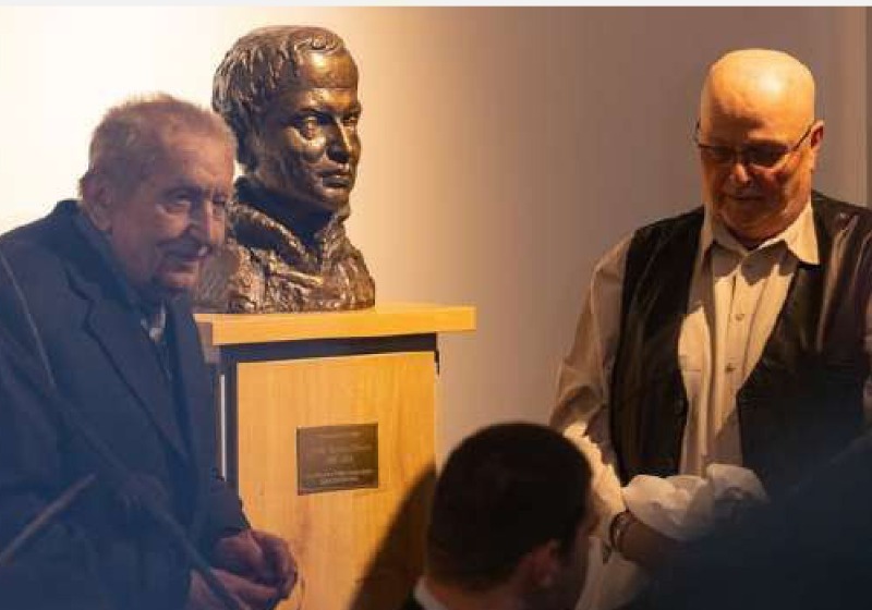 Czinege István szobrával gazdagodtunk: Bronz Csoma-büszt Népfőiskolánknak